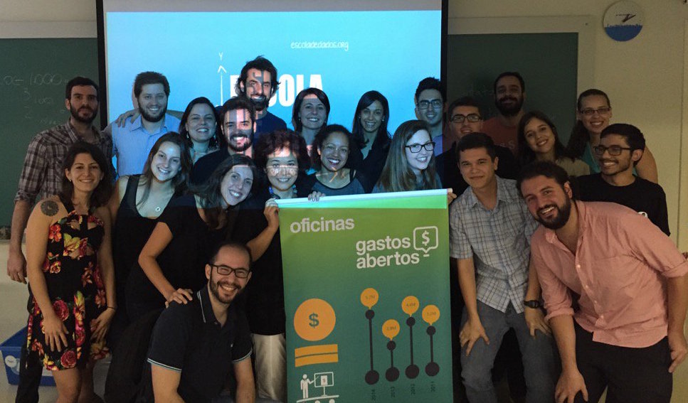Escola de Dados (Brazil) instructors and participants in a workshop about data journalism and government spending data, in São Paulo